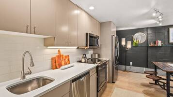 Coffee/tea maker, fridge, microwave, stovetop