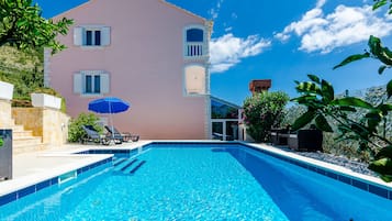 Villa (Three Bedroom Apartment with Terrace ) | Piscina | Piscina all'aperto, ombrelloni da piscina, lettini