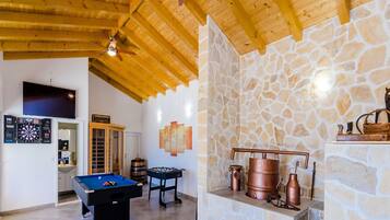 TV layar datar, pemutar DVD, foosball, dan meja tenis meja