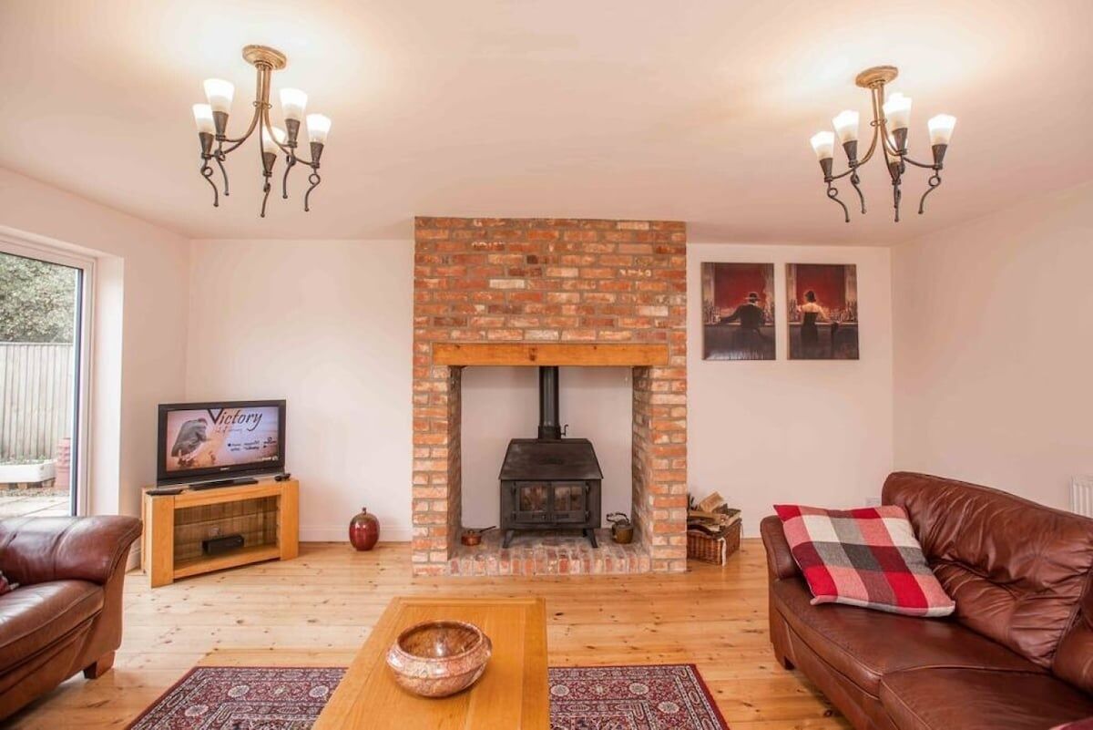 Téléviseur, foyer, table de ping-pong