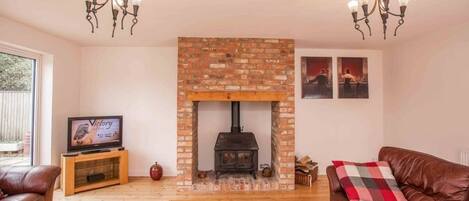 Téléviseur, foyer, table de ping-pong