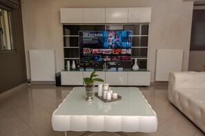 Villa de lujo | Sala de estar | Televisión de pantalla plana, consola de videojuegos y Netflix 