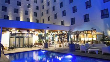 Una piscina al aire libre