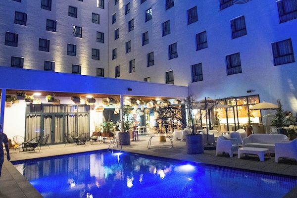 Una piscina al aire libre