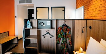 Cofres nos quartos, escrivaninha, cortinas blackout