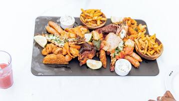 Una variedad de mariscos fritos y papas fritas en una bandeja.