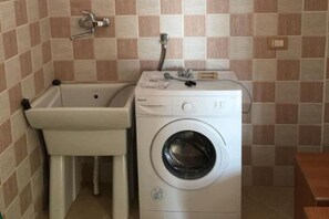 Regadera, secadora de cabello, bidet, toallas 