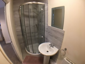 Comfort House | Bathroom | Combined shower/tub, hair dryer, towels, soap