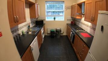 Comfort House | Private kitchen | Full-size fridge, microwave, oven, stovetop