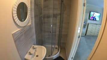 Comfort House | Bathroom | Combined shower/bathtub, hair dryer, towels, soap