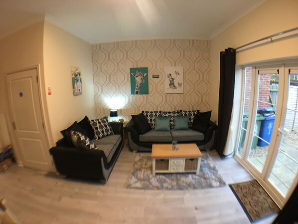 Comfort Σπίτι | Περιοχή καθιστικού | Τηλεόραση με επίπεδη οθόνη