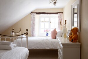 6 quartos, ferros/tábuas de passar roupa, berço de viagem