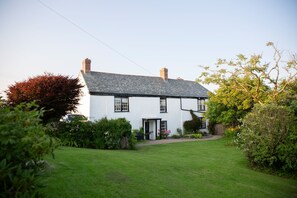 Exterior - Large Grade II Listed 17th Century Farm House In Stunning Rural Location Near Ocean (Bude)