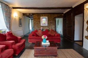 Smart TV, chimenea, reproductor de DVD y futbolito 