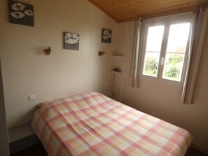 2 bedrooms, iron/ironing board, WiFi