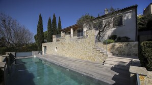 A stone building with a swimming pool, stone steps, and a view of the surrounding landscape. - Villa with pool in Maussane les Alpilles, incredible view of the valley (Maussane-les-Alpilles)