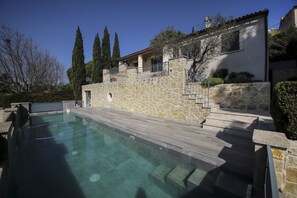 Outdoor pool, a heated pool - Villa with pool in Maussane les Alpilles, incredible view of the valley (Maussane-les-Alpilles)