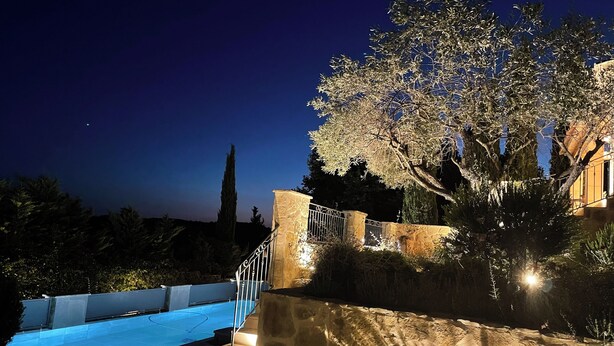 A swimming pool with stone walls and a metal railing, surrounded by trees and a stone staircase. - Villa with pool in Maussane les Alpilles, incredible view of the valley (Maussane-les-Alpilles)
