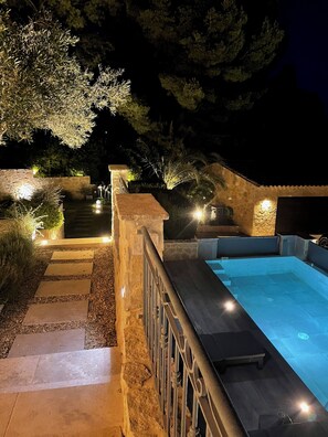 Property grounds - Villa with pool in Maussane les Alpilles, incredible view of the valley (Maussane-les-Alpilles)