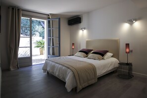 5 chambres, fer et planche à repasser, lit de bébé portatif