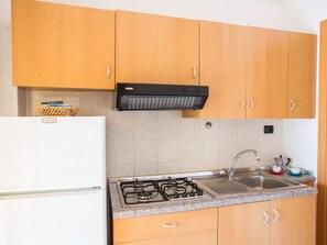 Kühlschrank, Herdplatte, Wasserkocher mit Kaffee-/Teezubehör, Hochstuhl