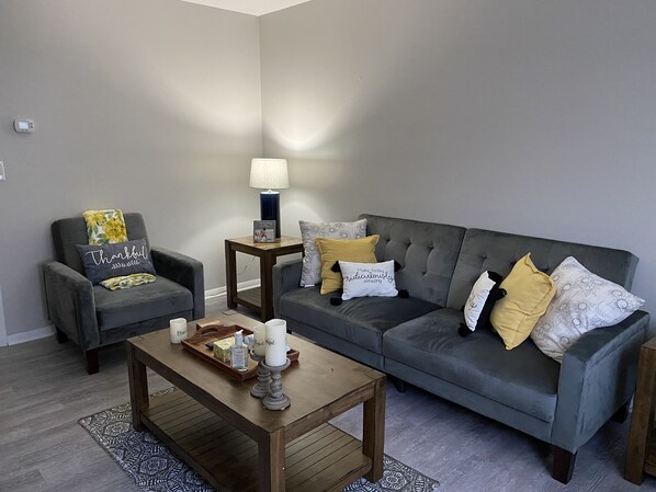 Living area - Conveniently located near Southern Connecticut University and Yale University (Hamden)