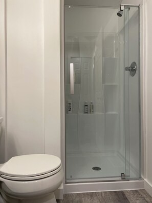Douche, sĂšche-cheveux, serviettes fournies, savon