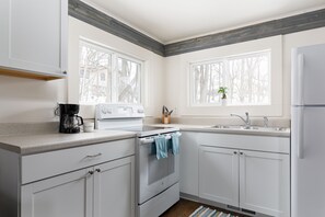 Fridge, microwave, oven, stovetop - TC Tiny House Near Boardman Lake Trail (Traverse City)