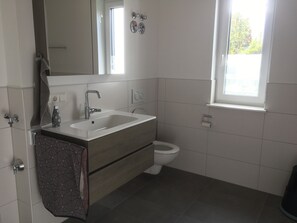 Apartment | Badezimmer | Dusche, Haartrockner