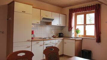 Apartment | Private kitchen | Fridge, oven, stovetop, coffee/tea maker