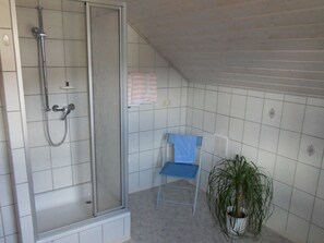 Apartment | Bathroom | Shower, hair dryer, towels, toilet paper - Ferienwohnungen Egerer (Riedenburg)