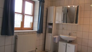 Appartement | Salle de bain | Douche, séchoir à cheveux, serviettes fournies, papier de toilette