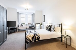 3 makuuhuonetta, silitysrauta/-lauta, ilmainen Wi-Fi, vuodevaatteet