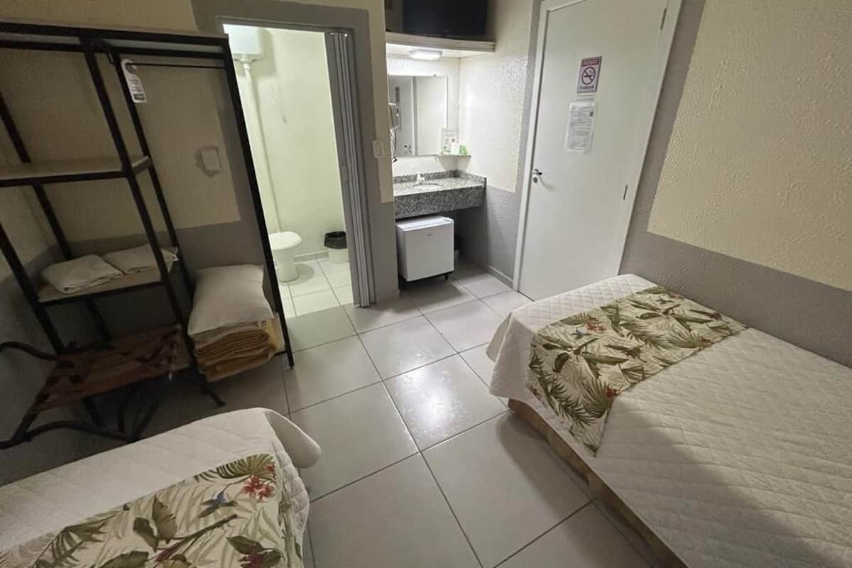 Habitación estándar con 2 camas individuales, 2 camas individuales | Escritorio, cortinas blackout, insonorización y wifi gratis