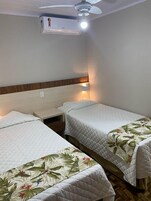 Escritorio, cortinas blackout, sistema de insonorización y wifi gratis