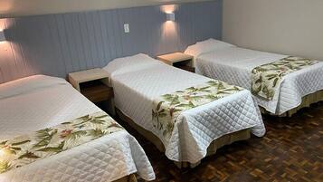 Executive trippelrum - 3 enkelsängar | Skrivbord, mörkläggningsgardiner, ljudisolering och gratis wi-fi