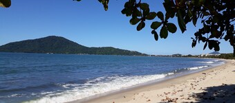 TRIPLEX COND HOUSE, - 4DORM.-POOL-100 MTS FROM THE BEACH - AIR CONDIC