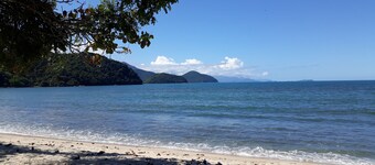 TRIPLEX COND HOUSE, - 4DORM.-POOL-100 MTS FROM THE BEACH - AIR CONDIC