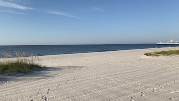In Strandnähe, Liegestühle, Strandtücher