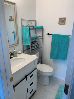 Combined shower/tub, hair dryer, towels - Pass Christian Beach House, Walk to Beach! (Pass Christian)