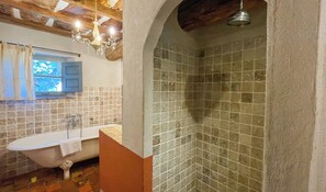 Badewanne, Haartrockner, Handtücher