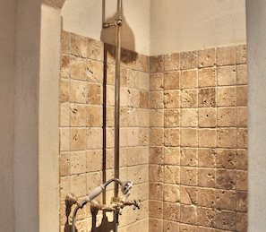 Douche, sèche-cheveux, serviettes fournies