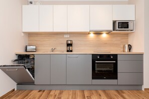 Apartamento, 1 habitación, cocina | Cocina privada | Microondas, lavavajillas, cafetera o tetera y utensilios de cocina