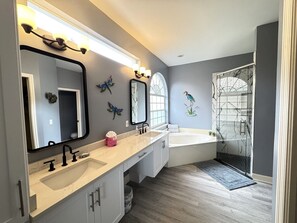 Baignoire, séchoir à cheveux, serviettes fournies