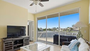 Unclassified image, 4 of 35, button - Waterfront 5BR retreat with heated pool in Marco Island (Marco Island)