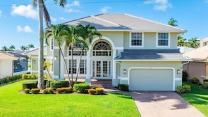 Unclassified image, 5 of 35, button - Waterfront 5BR retreat with heated pool in Marco Island (Marco Island)