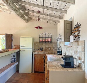 Køleskab, mikrobølgeovn, ovn, kogeplade