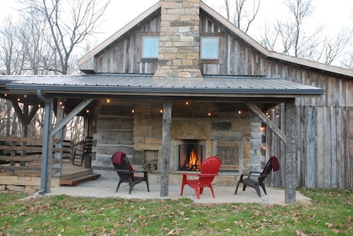 Peaceful historic log cabin getaway on 40 acres - NO cleaning fee!