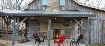 Peaceful historic log cabin getaway on 40 acres - NO cleaning fee!