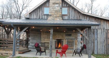 Peaceful historic log cabin getaway on 40 acres - NO cleaning fee!